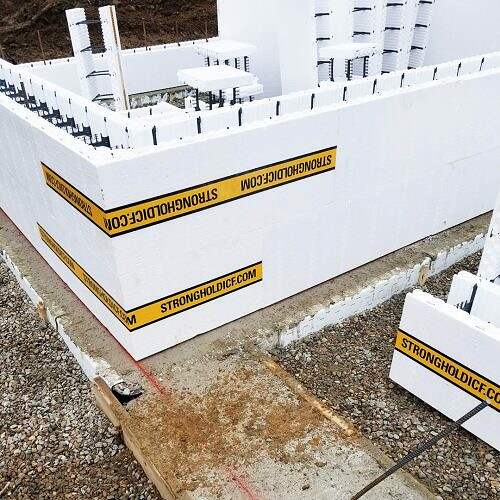 12-Stronghold-ICF-Blocks-Corner-Installation-on-concrete-footer